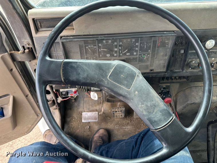 image for item EN3016 1995 International  4900 water truck