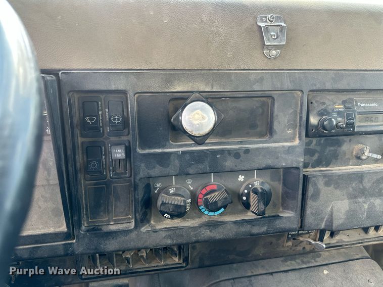 image for item EN3016 1995 International  4900 water truck