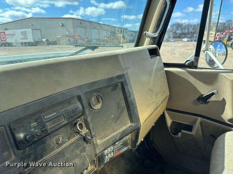 image for item EN3016 1995 International  4900 water truck