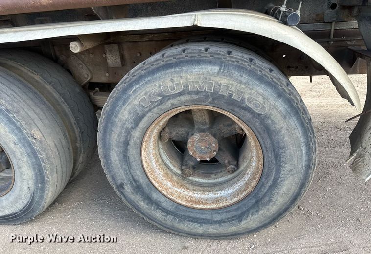 image for item EN3016 1995 International  4900 water truck