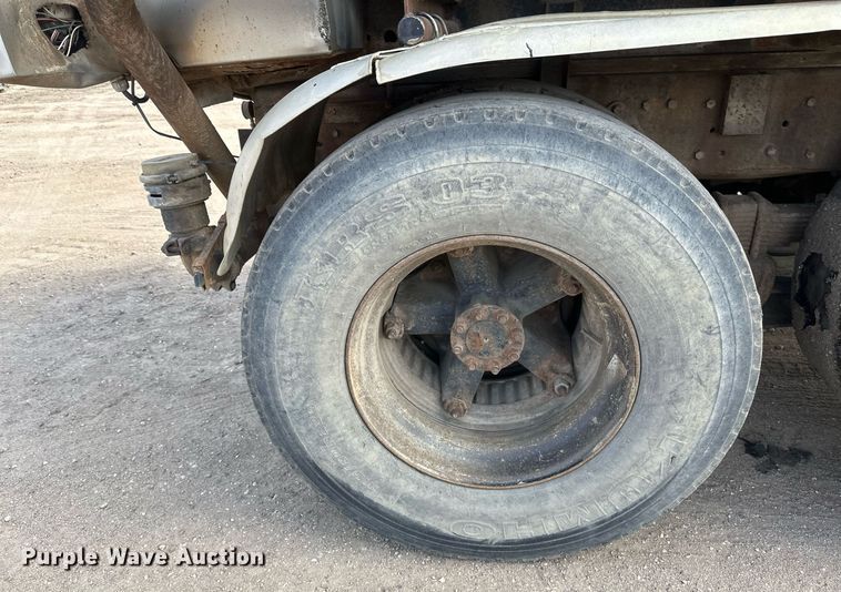 image for item EN3016 1995 International  4900 water truck