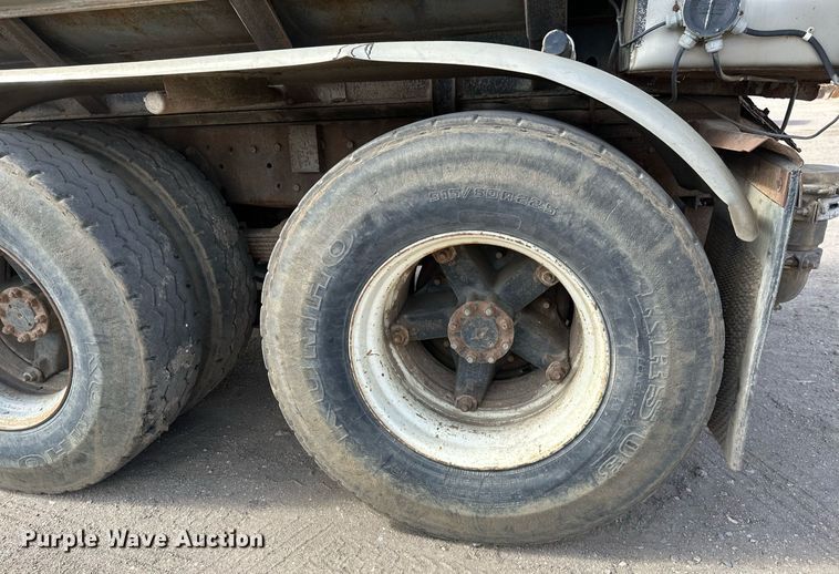 image for item EN3016 1995 International  4900 water truck