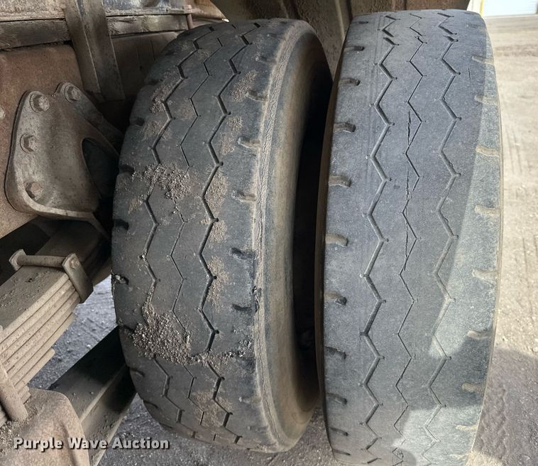 image for item EN3016 1995 International  4900 water truck