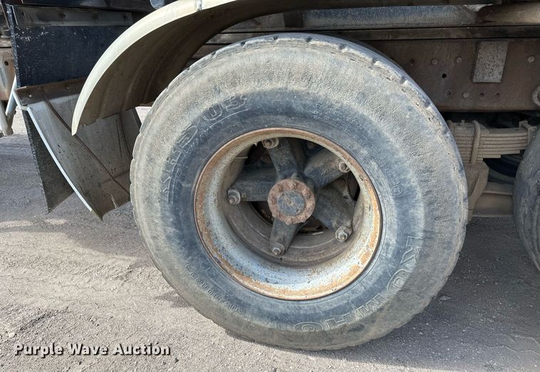 image for item EN3016 1995 International  4900 water truck