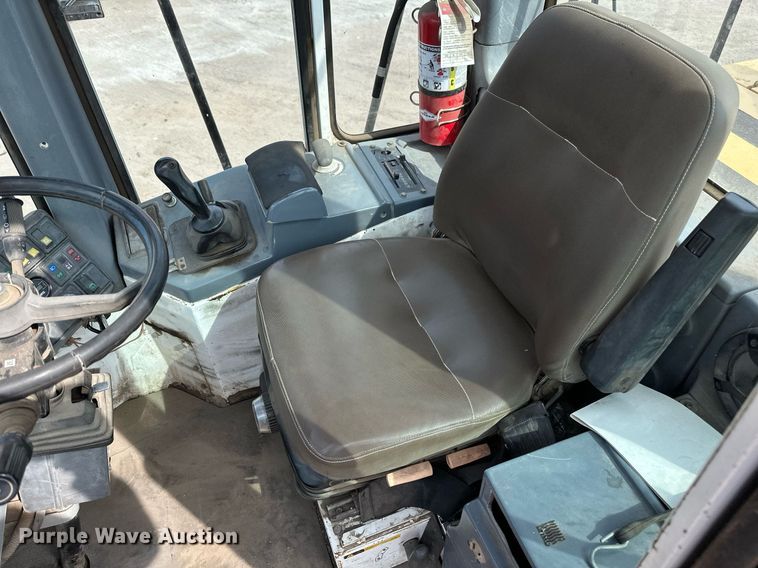 image for item EN3027 Halla 380 wheel loader