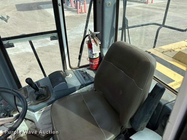 image for item EN3027 Halla 380 wheel loader