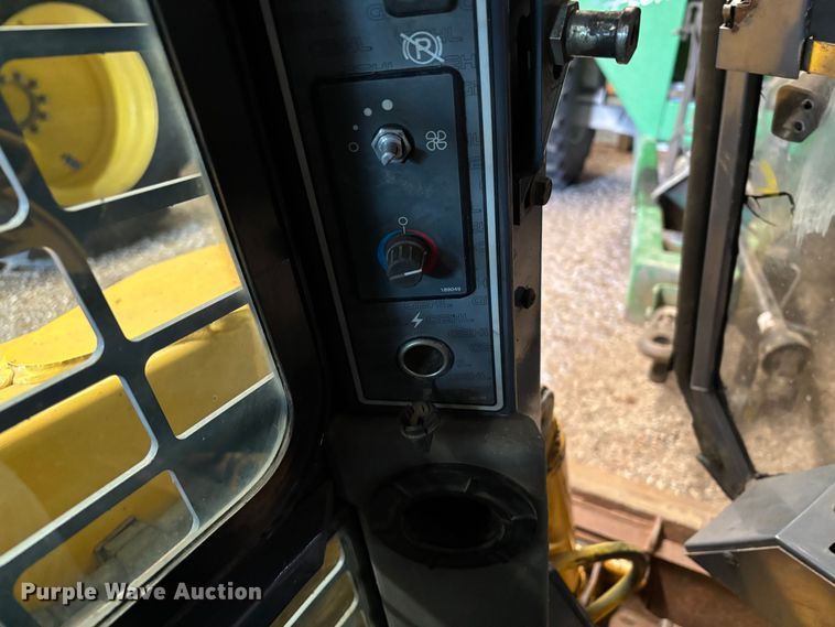 image for item EN3030 2005 Gehl 7810 skid steer loader