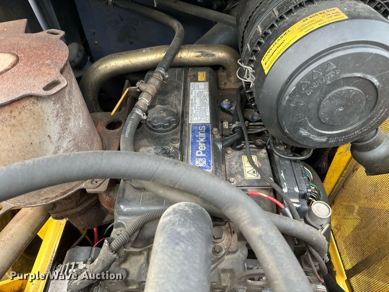 image for item EN3030 2005 Gehl 7810 skid steer loader