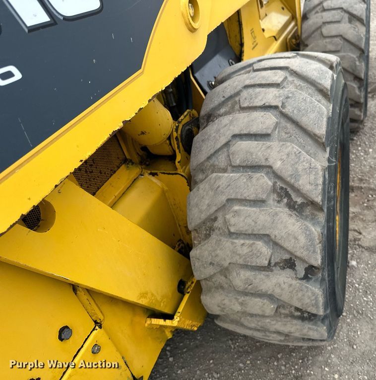 image for item EN3030 2005 Gehl 7810 skid steer loader