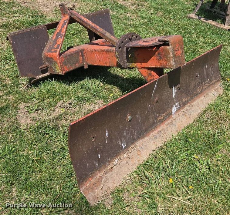 image for item EN3580 6' W skid steer blade