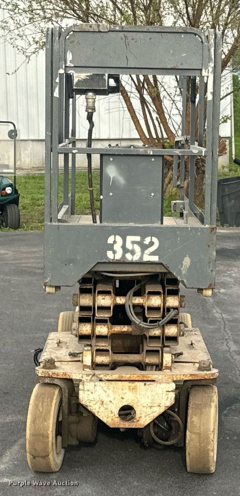 image for item EN4506 1997 Marklift CH20NEP scissor lift