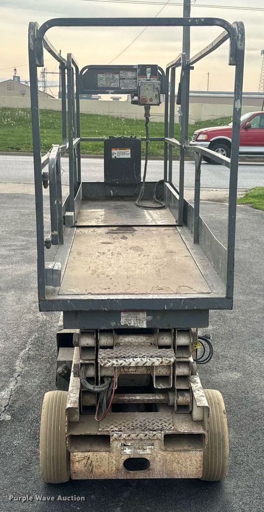 image for item EN4506 1997 Marklift CH20NEP scissor lift