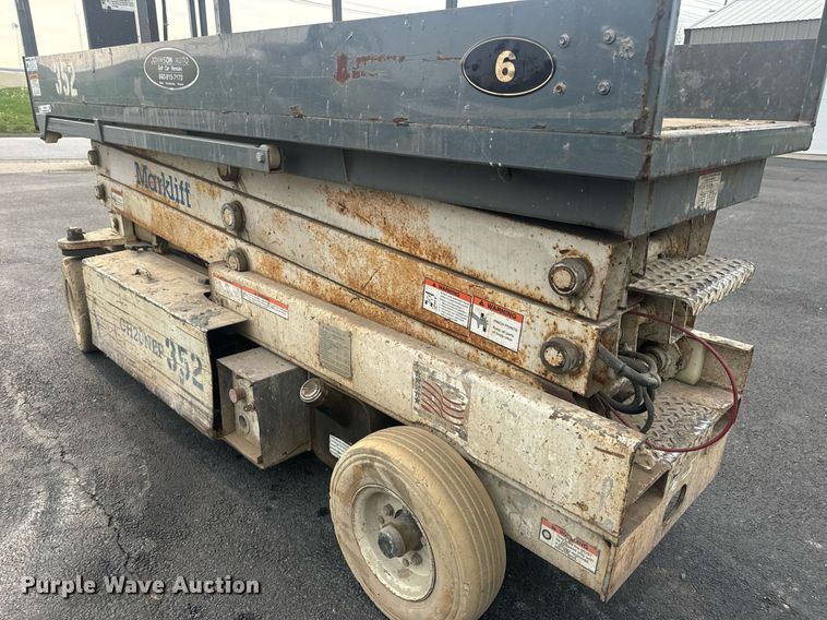 image for item EN4506 1997 Marklift CH20NEP scissor lift