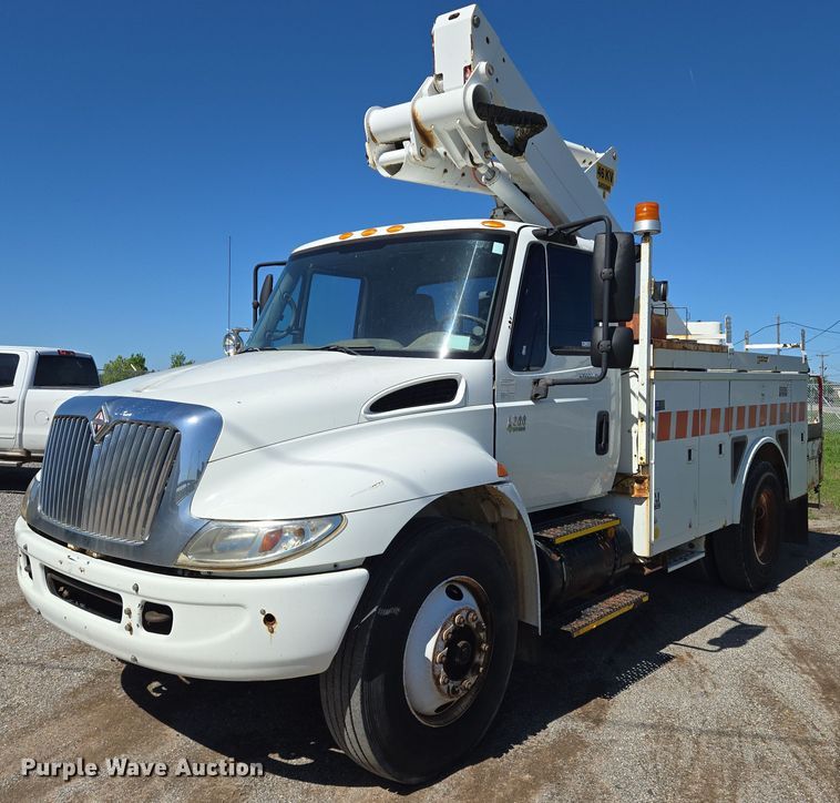 image for item EN8554 2004 International  4300 bucket truck