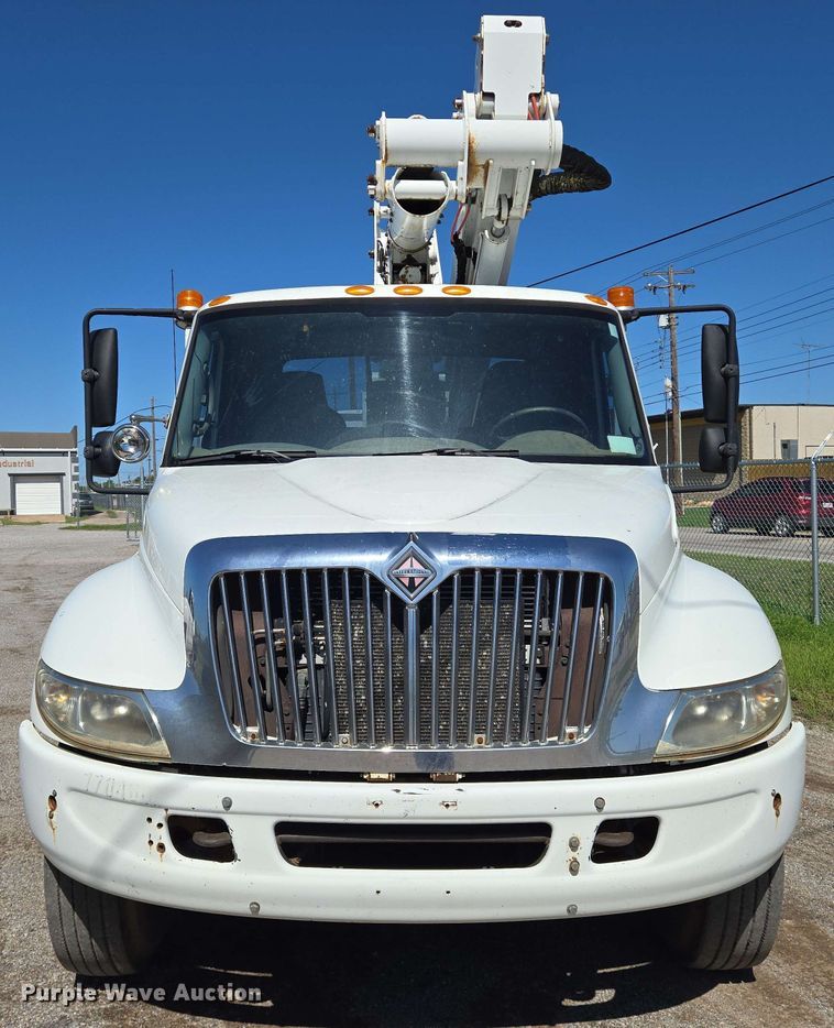 image for item EN8554 2004 International  4300 bucket truck