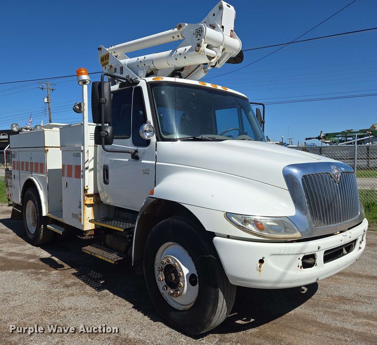 image for item EN8554 2004 International  4300 bucket truck