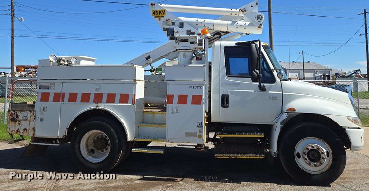 image for item EN8554 2004 International  4300 bucket truck
