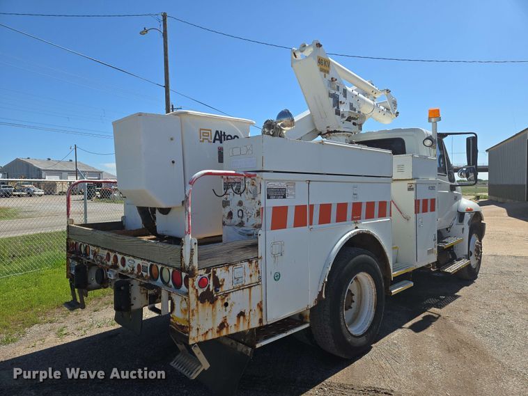 image for item EN8554 2004 International  4300 bucket truck
