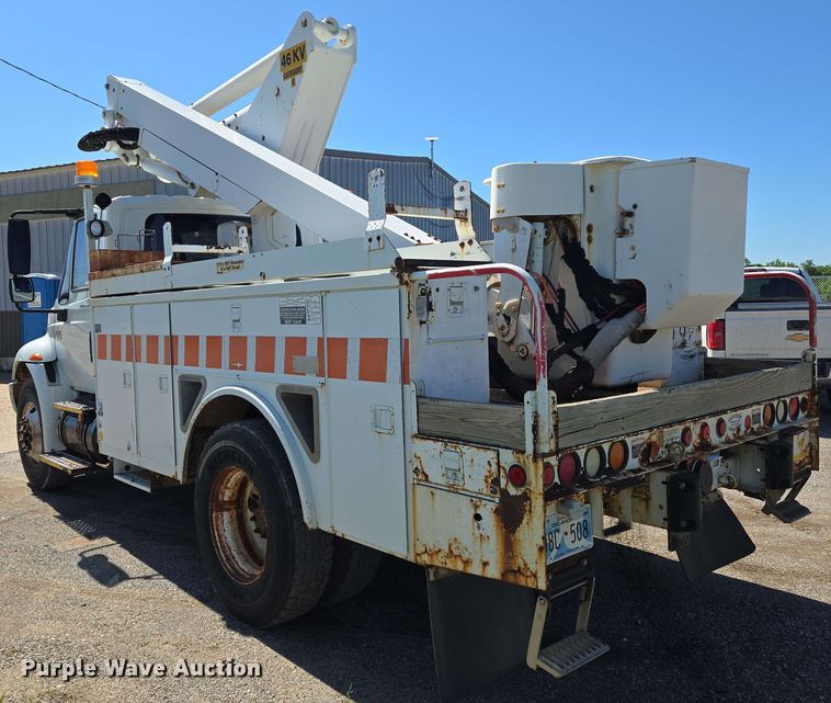 image for item EN8554 2004 International  4300 bucket truck