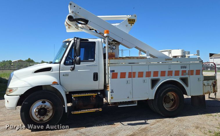 image for item EN8554 2004 International  4300 bucket truck