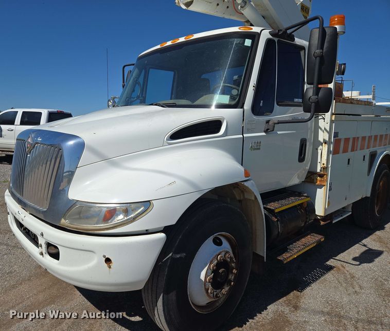 image for item EN8554 2004 International  4300 bucket truck