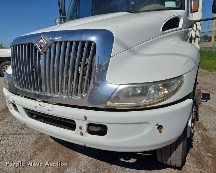 image for item EN8554 2004 International  4300 bucket truck