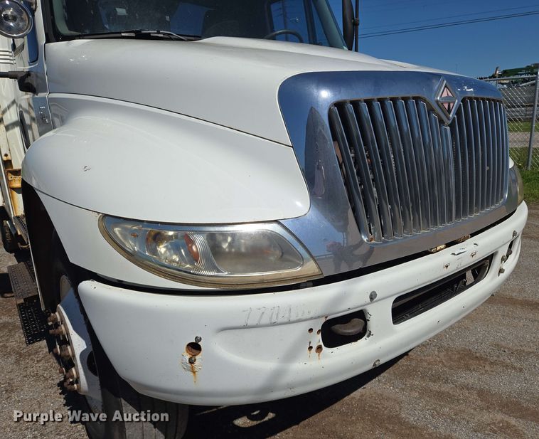 image for item EN8554 2004 International  4300 bucket truck