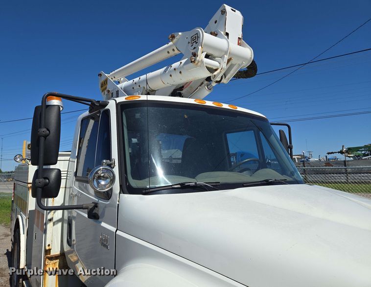 image for item EN8554 2004 International  4300 bucket truck