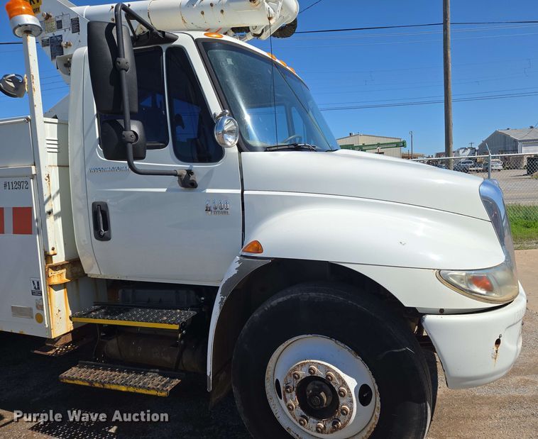 image for item EN8554 2004 International  4300 bucket truck