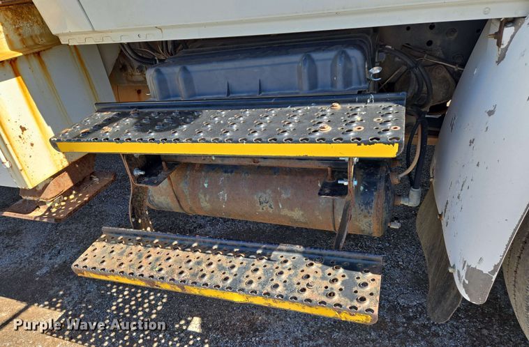 image for item EN8554 2004 International  4300 bucket truck