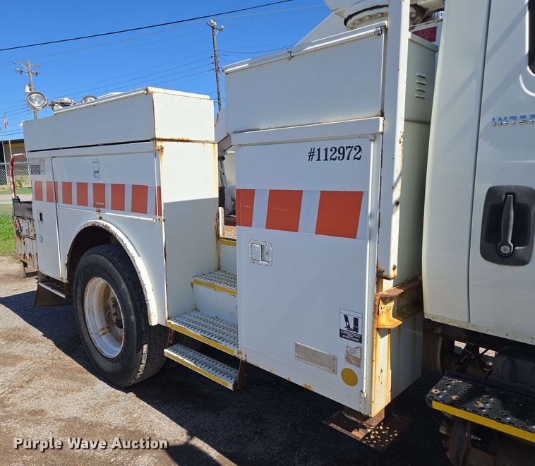 image for item EN8554 2004 International  4300 bucket truck