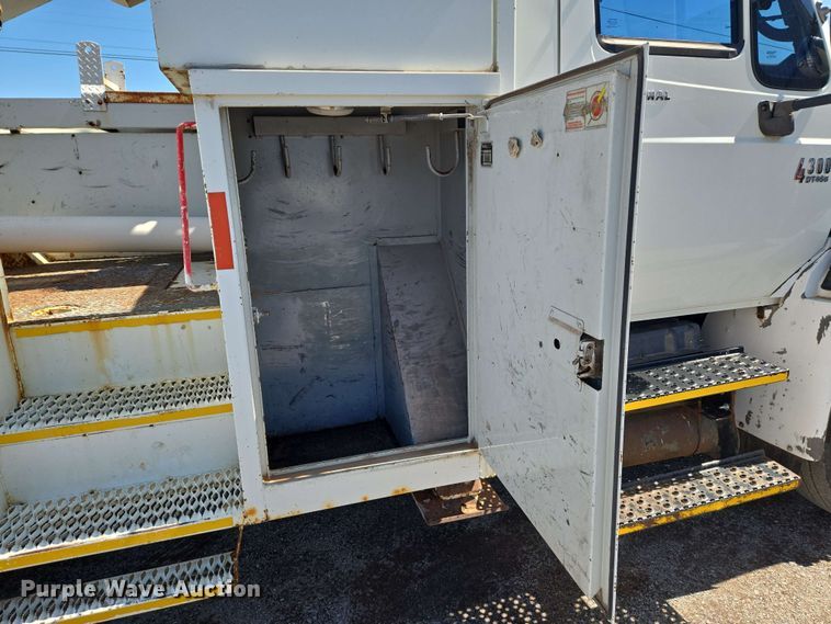 image for item EN8554 2004 International  4300 bucket truck