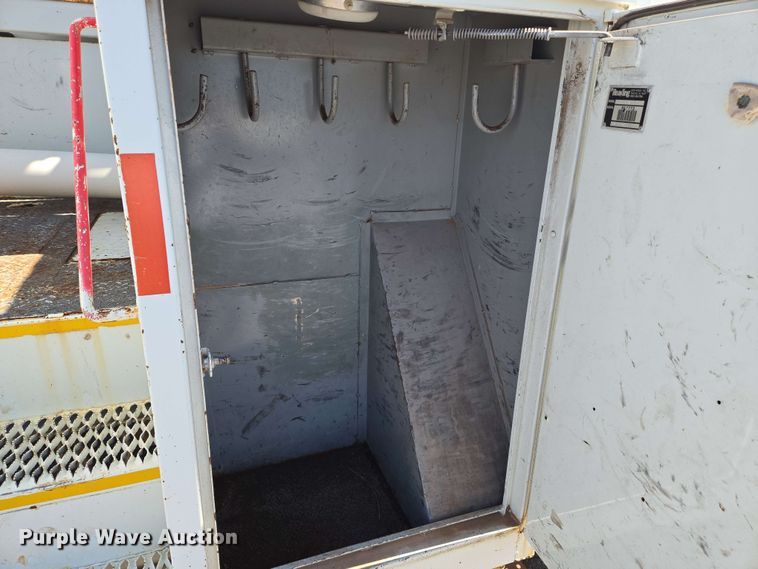 image for item EN8554 2004 International  4300 bucket truck