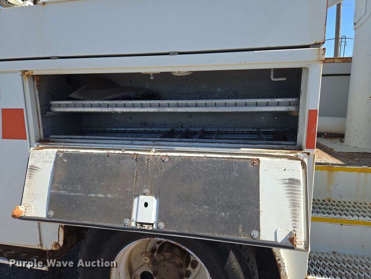 image for item EN8554 2004 International  4300 bucket truck