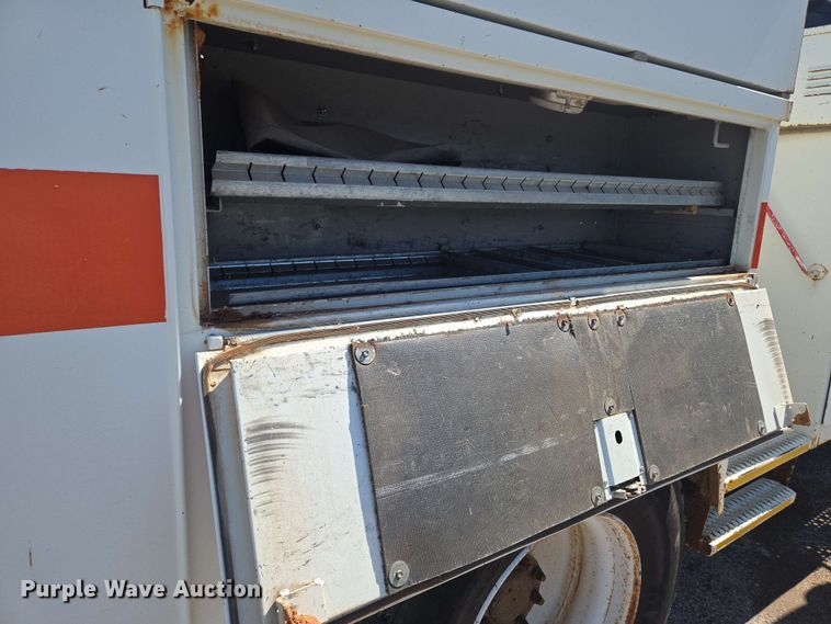 image for item EN8554 2004 International  4300 bucket truck