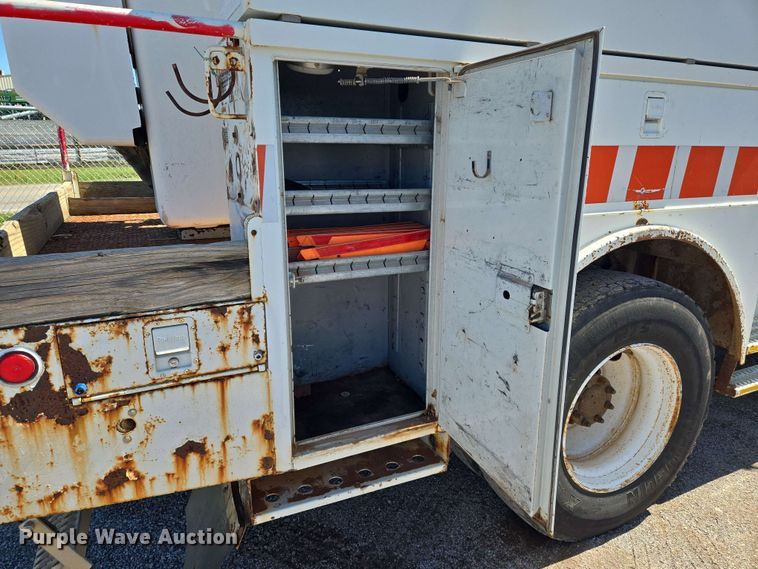 image for item EN8554 2004 International  4300 bucket truck