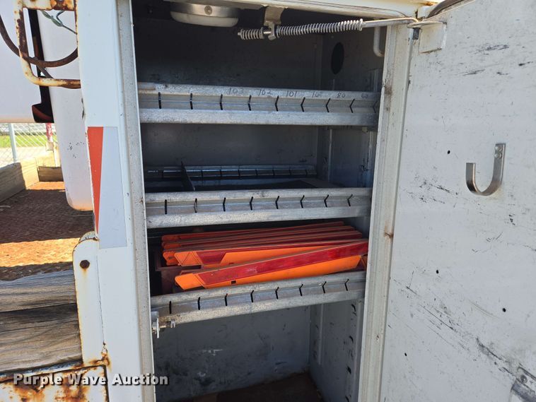 image for item EN8554 2004 International  4300 bucket truck