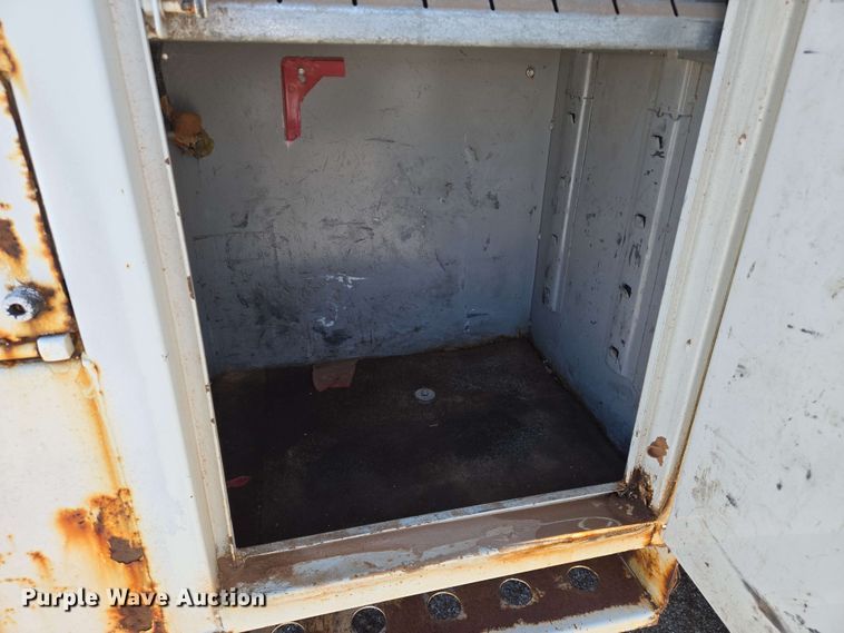 image for item EN8554 2004 International  4300 bucket truck