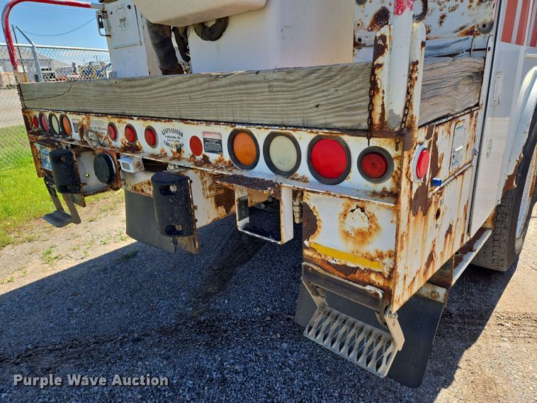 image for item EN8554 2004 International  4300 bucket truck