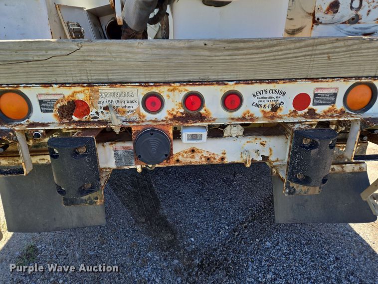 image for item EN8554 2004 International  4300 bucket truck