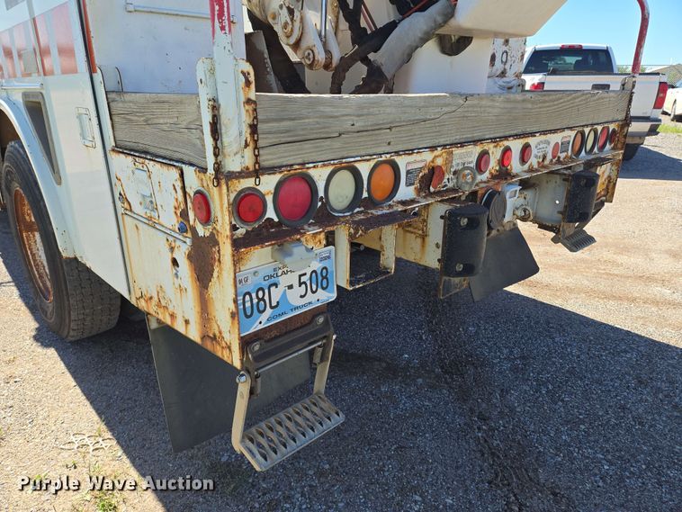 image for item EN8554 2004 International  4300 bucket truck