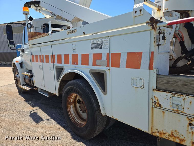 image for item EN8554 2004 International  4300 bucket truck