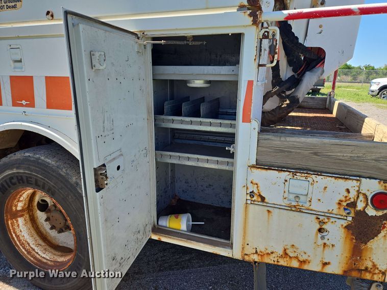 image for item EN8554 2004 International  4300 bucket truck