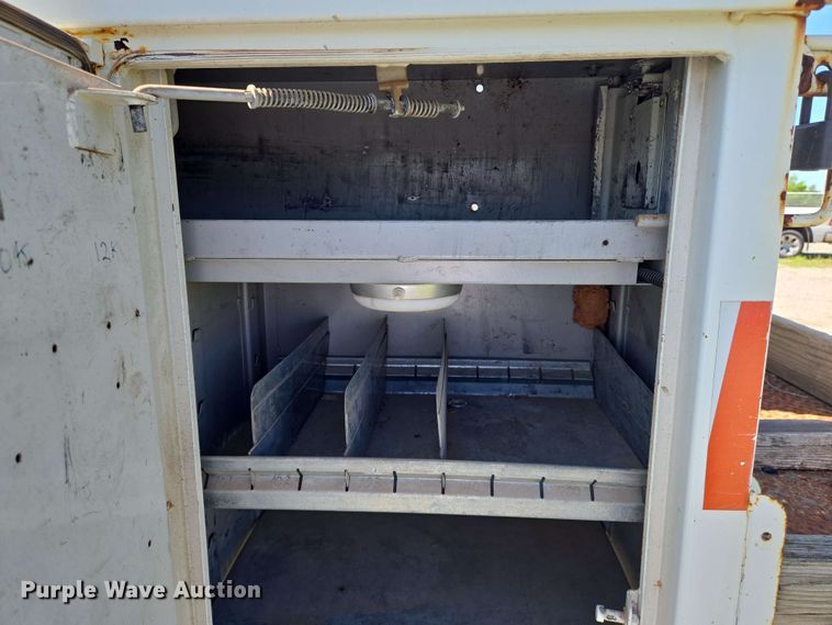 image for item EN8554 2004 International  4300 bucket truck