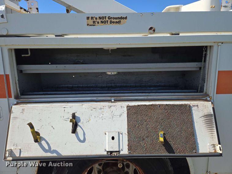 image for item EN8554 2004 International  4300 bucket truck