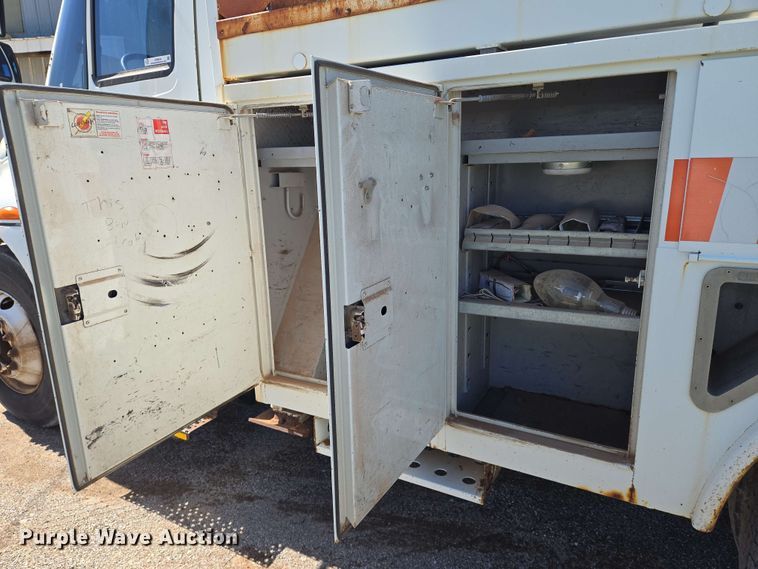 image for item EN8554 2004 International  4300 bucket truck