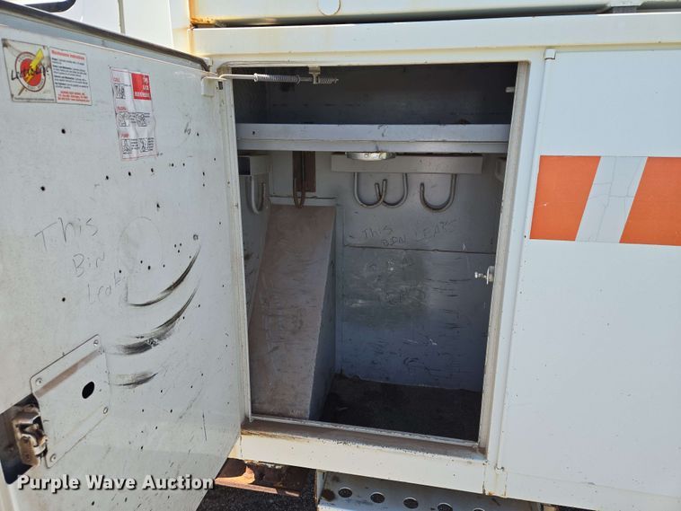 image for item EN8554 2004 International  4300 bucket truck