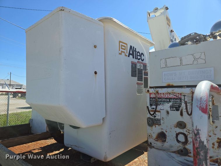 image for item EN8554 2004 International  4300 bucket truck