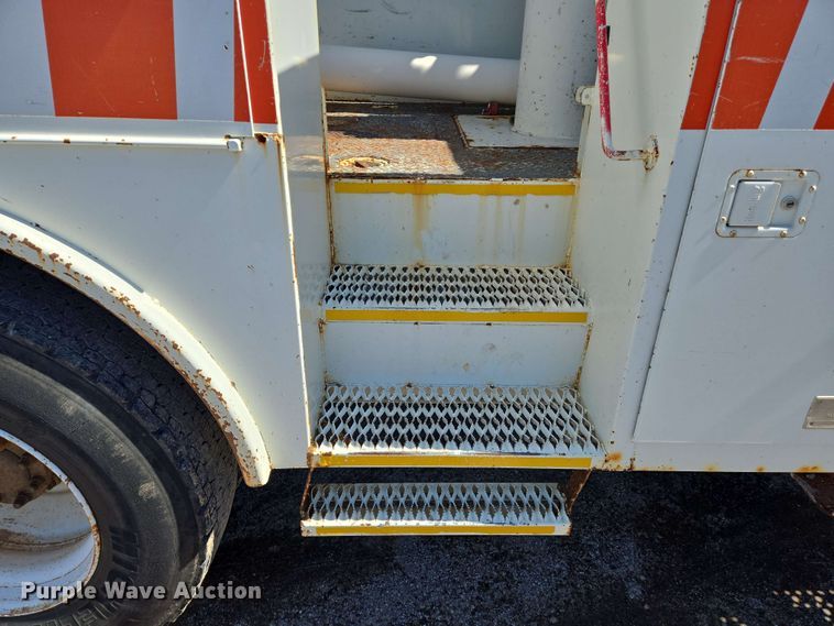 image for item EN8554 2004 International  4300 bucket truck