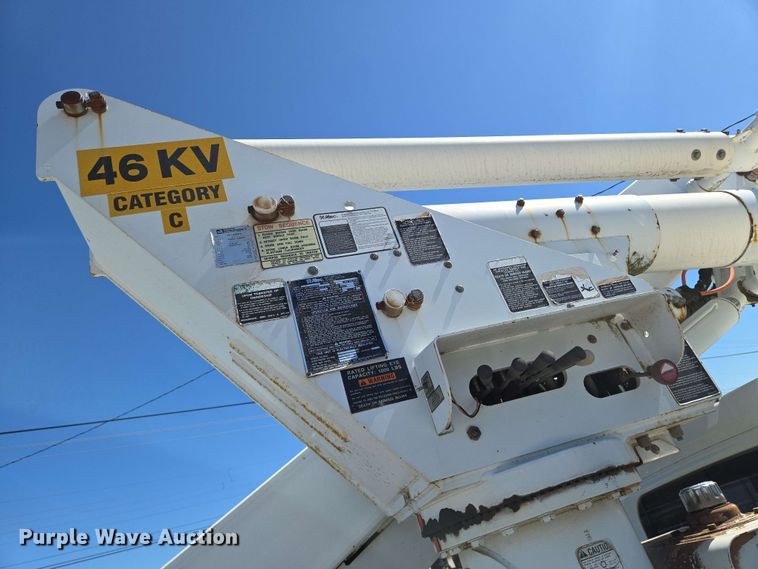 image for item EN8554 2004 International  4300 bucket truck